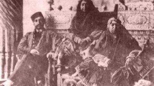 مهد علیا بر روی تخت طاووس (در وسط)، پسرش ناصرالدین شاه و دخترش عزت‌الدوله