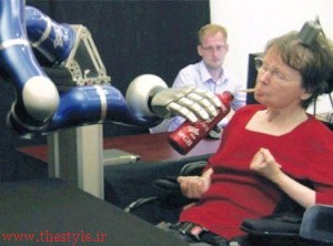 کاترین هاچینسون، فلج قطع نخاعی پس از 15 سال با کمک آرنج-روبات مایعات می نوشد